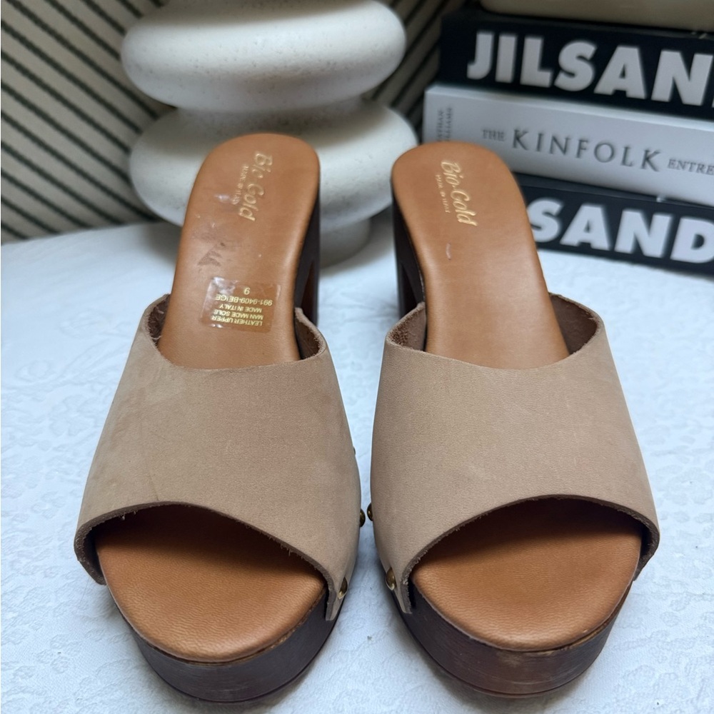 Bio-Gold Tan Leather Mules with Wooden Heel Studs